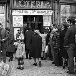 "Haciendo cola para comprar un décimo del sorteo de la Navidad. Administración de lotería Doña Manolita, Puerta del Sol, Madrid. 1974" - Benito Román - 221214